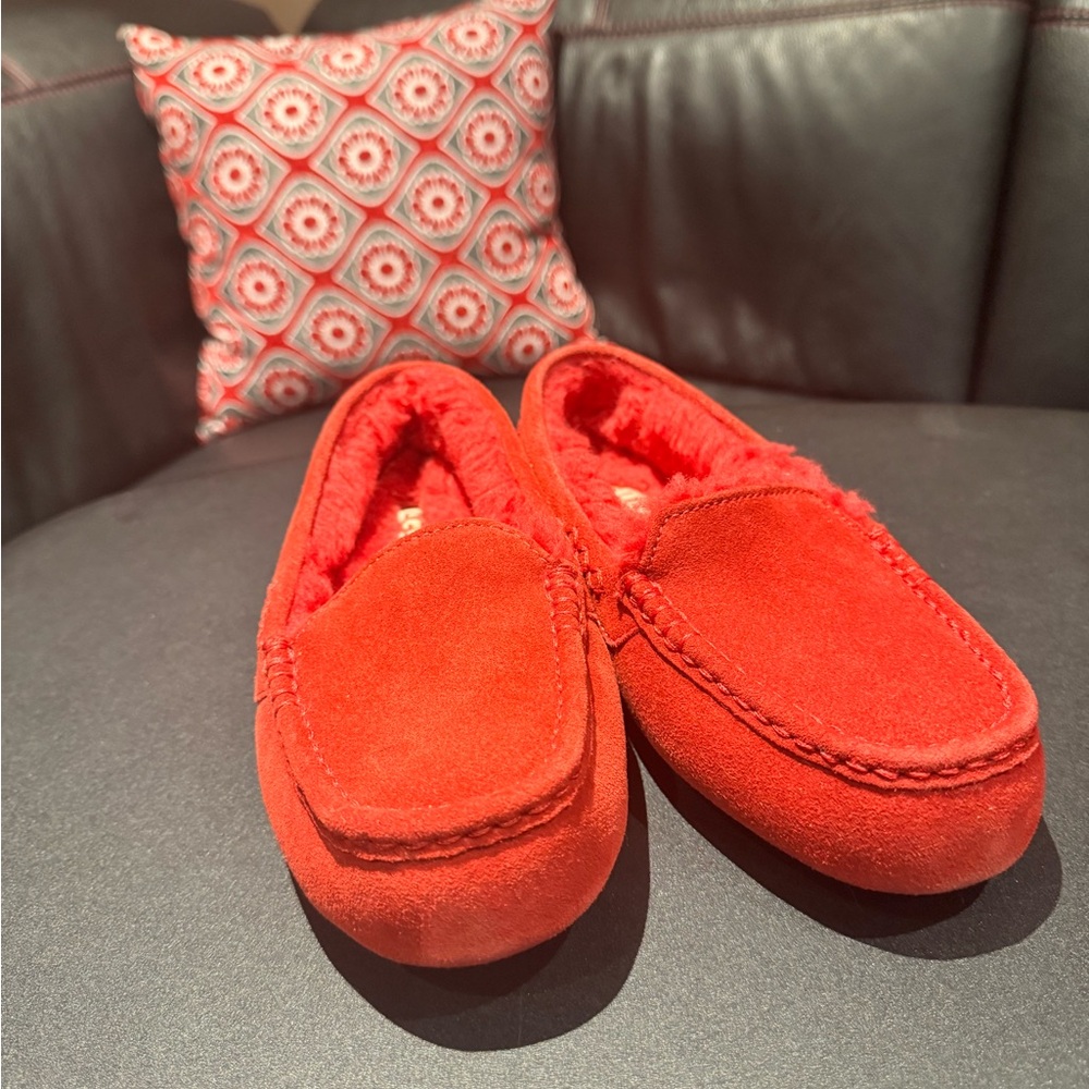 UGG ANSLEY Red Slippers NEVER WORN SIZE 8